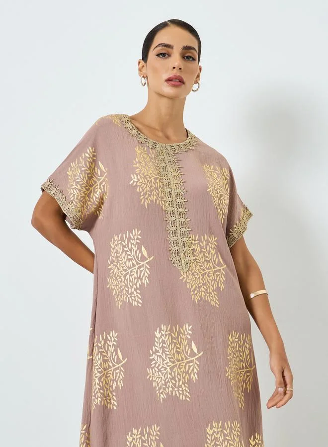 تايك تو جلابية بطبعة شجر وتفاصيل ذهبية